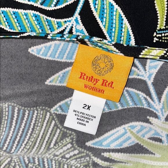 Ruby Rd. Silky Leaf Pattern Top in Black and Green Size 2X - Picture 4 of 5